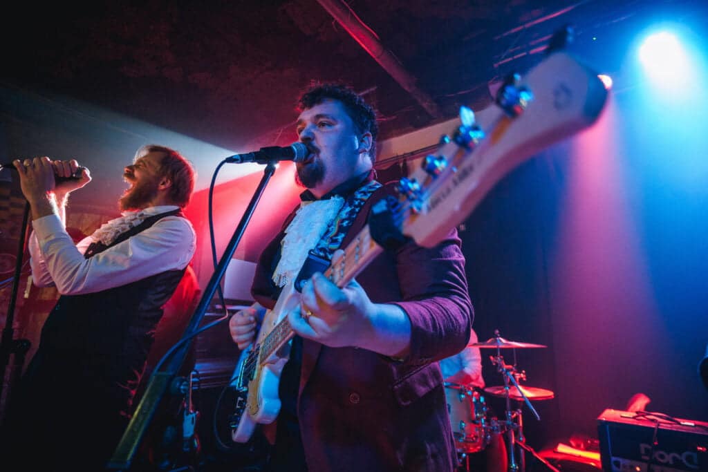 baskytara punk rock bass basa sire show gig koncert kapela broučky