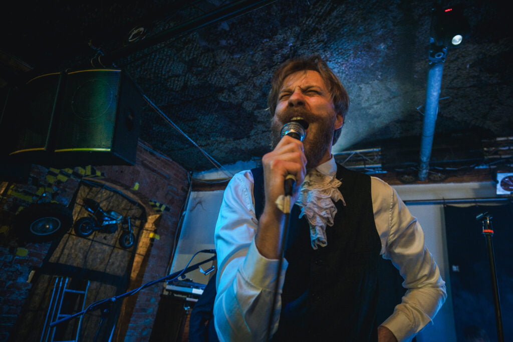 Honza zpěvák punk rock Broučky singer gig